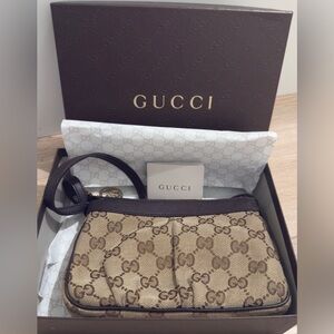 Gucci Women’s GG Logo Canvas/Leather Crossbody Bag. W/GG Heart Zipper Pull. Box